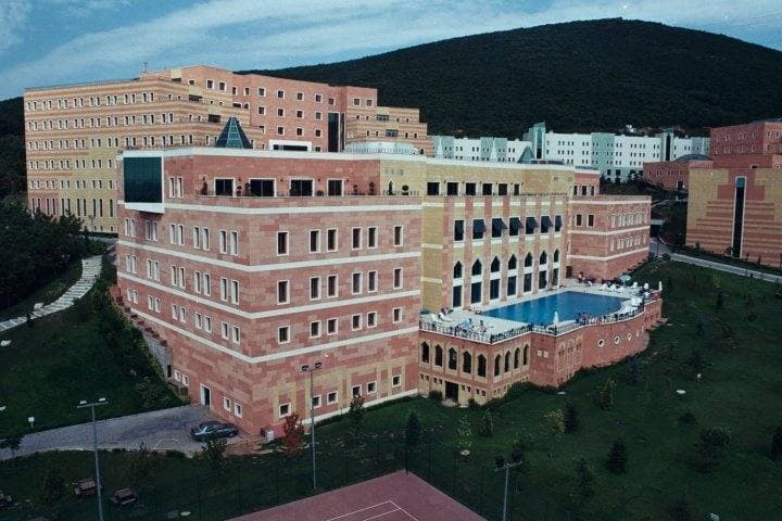 Yeditepe University Programs - Ranking & Tuition Fees  جامعة يدي تبه في اسطنبول - رسوم التخصصات  - ترتيب الجامعة
